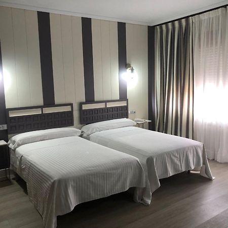 Hotel Marques De Santillana Torrelavega Kültér fotó
