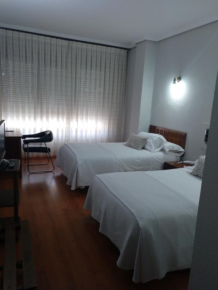 Hotel Marques De Santillana Torrelavega Kültér fotó