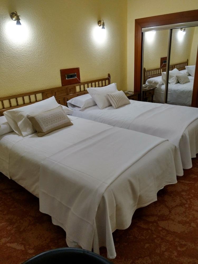 Hotel Marques De Santillana Torrelavega Kültér fotó