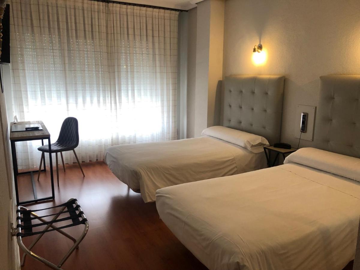 Hotel Marques De Santillana Torrelavega Kültér fotó