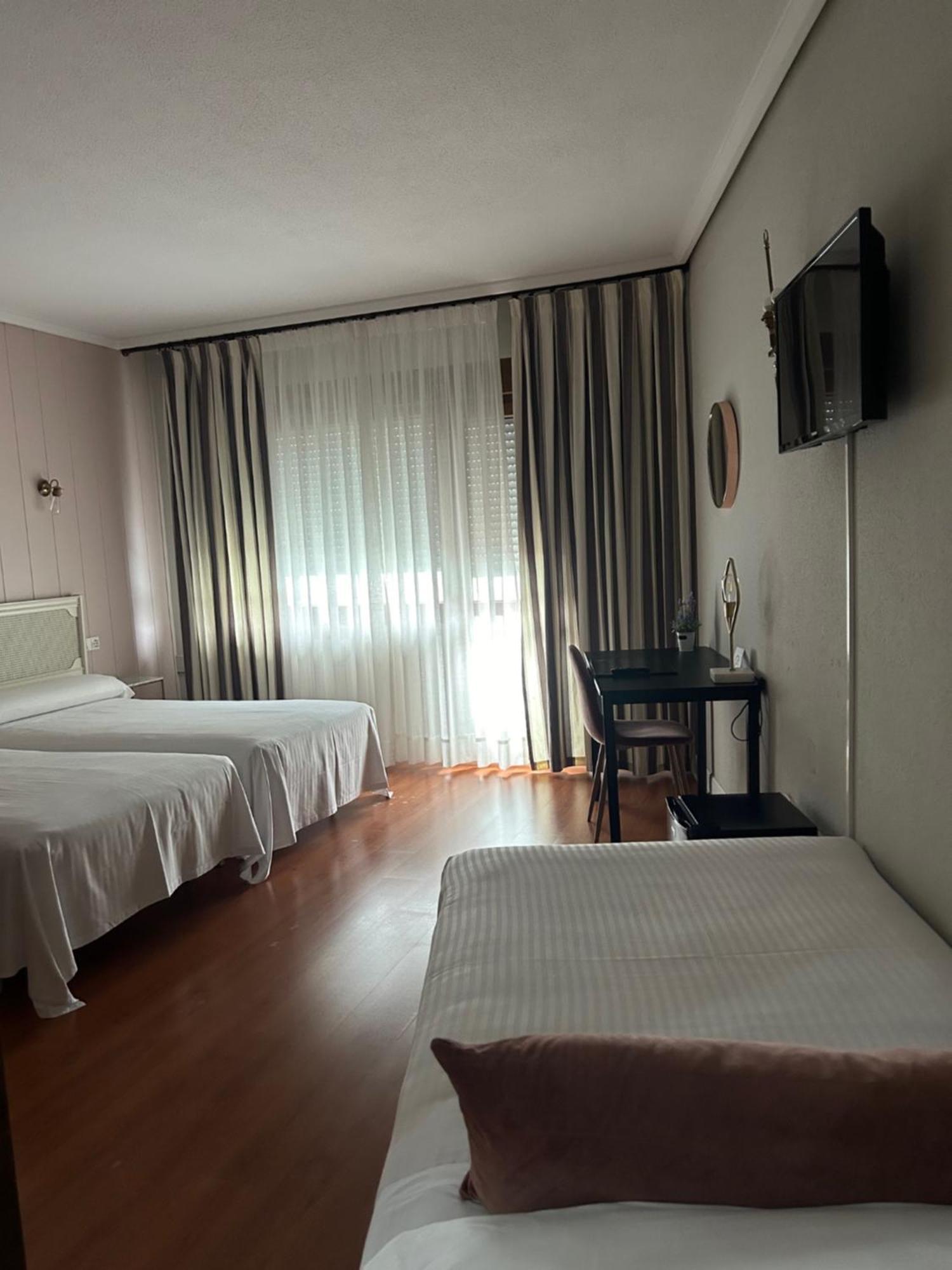 Hotel Marques De Santillana Torrelavega Kültér fotó