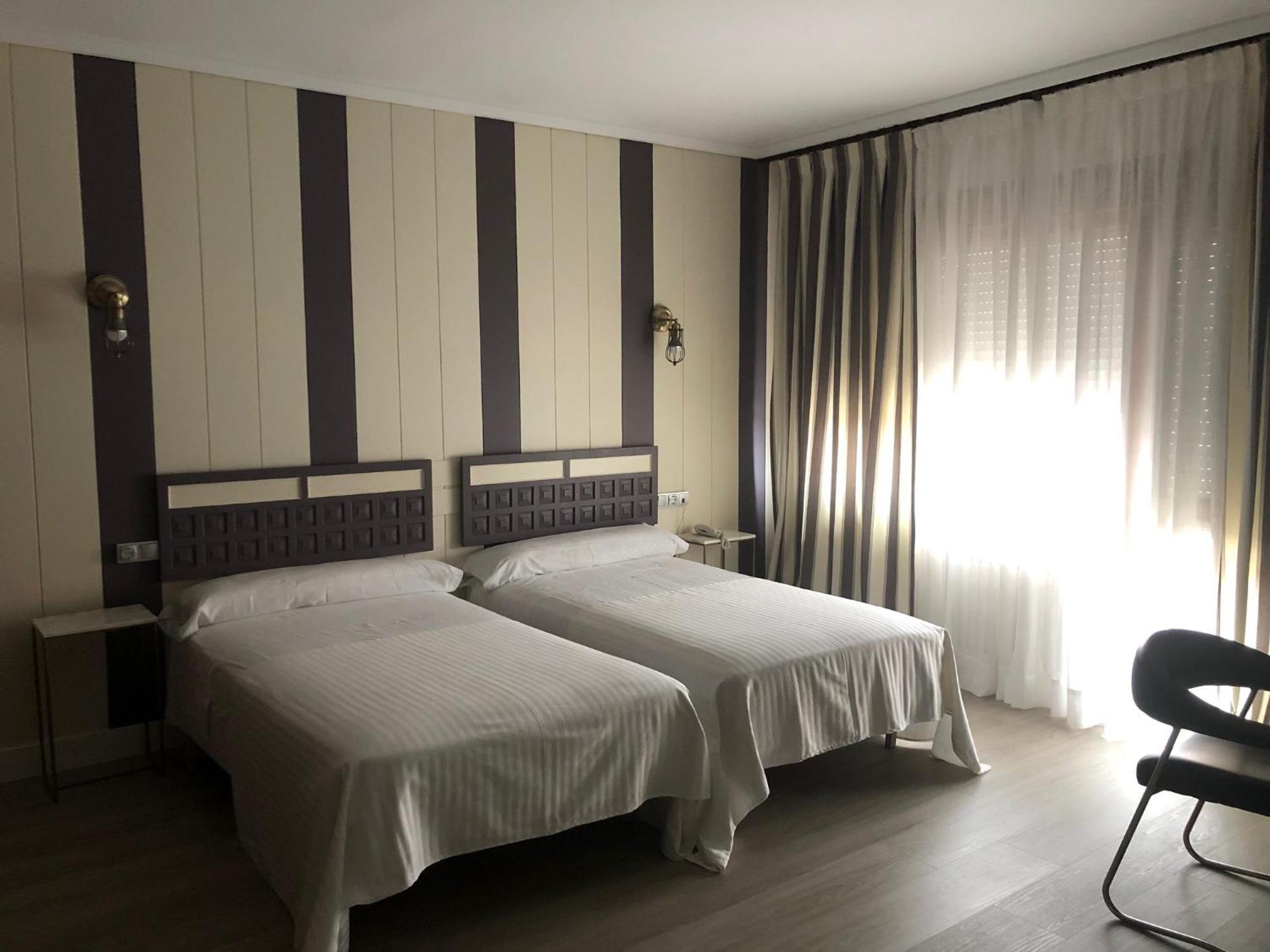 Hotel Marques De Santillana Torrelavega Kültér fotó