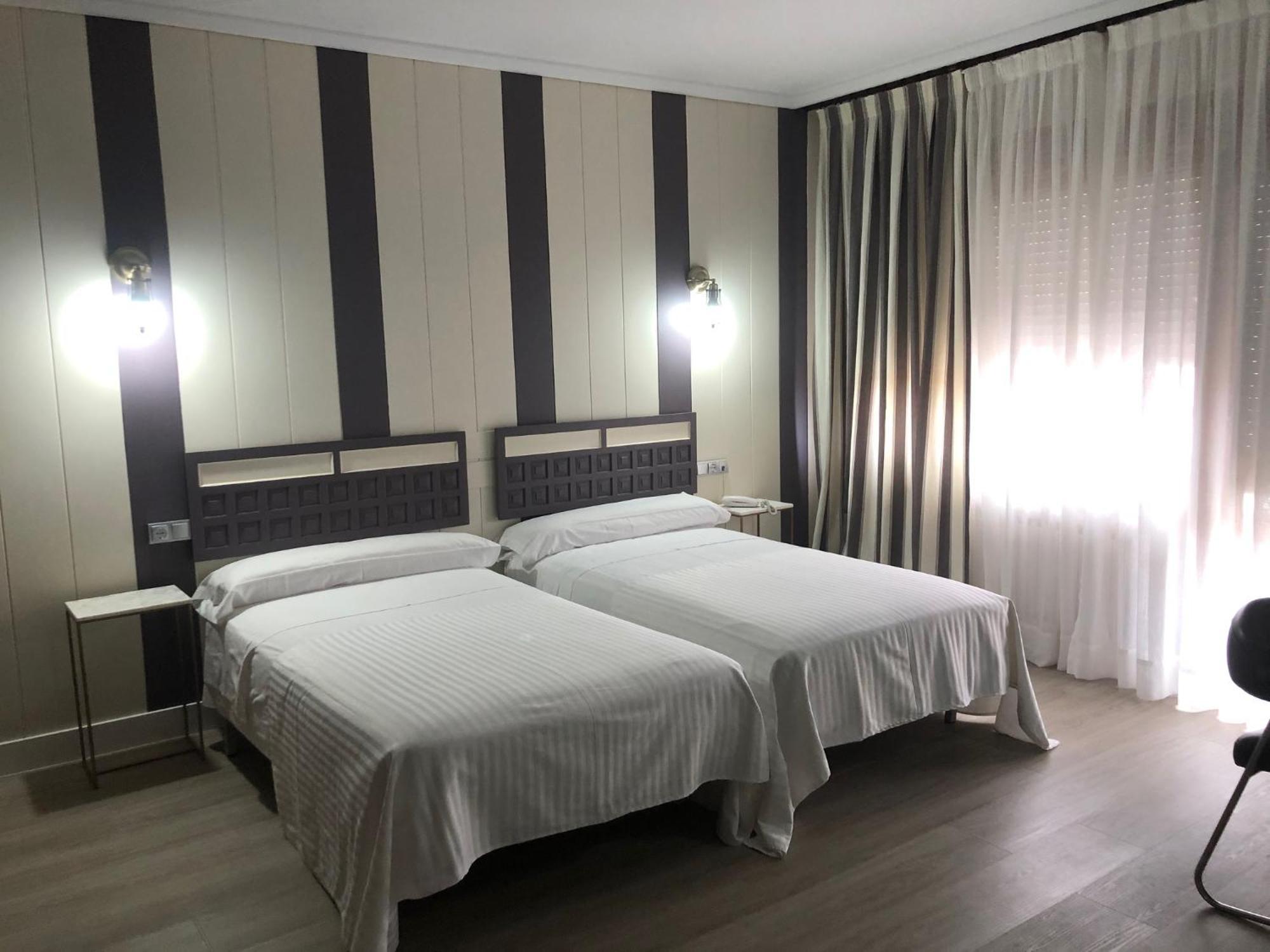 Hotel Marques De Santillana Torrelavega Kültér fotó
