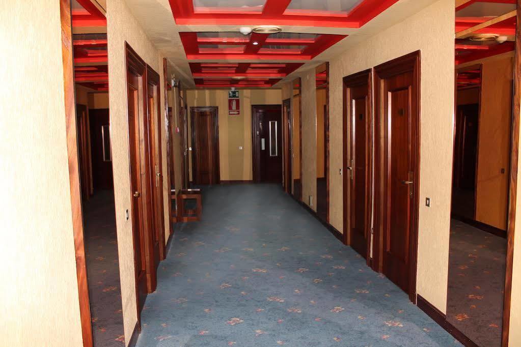 Hotel Marques De Santillana Torrelavega Kültér fotó