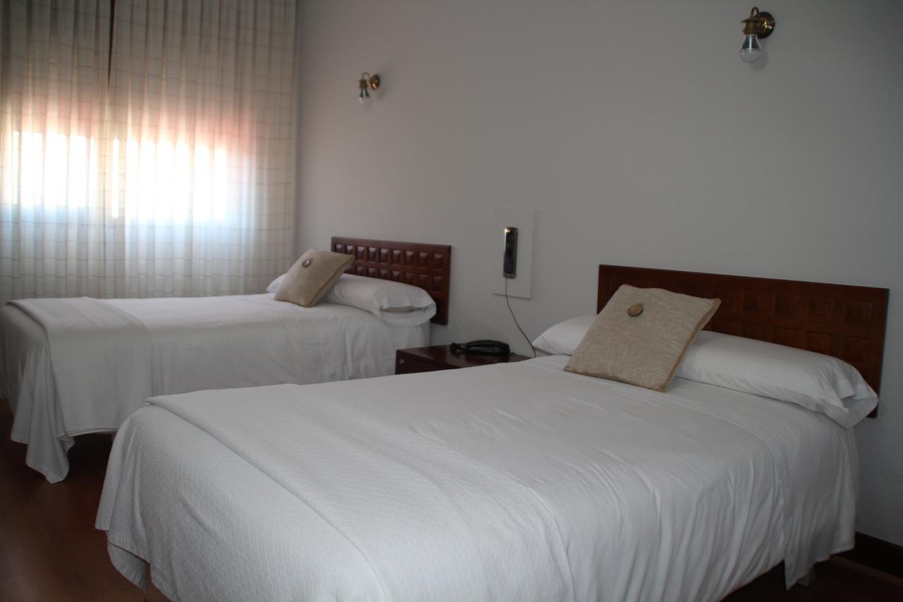 Hotel Marques De Santillana Torrelavega Kültér fotó