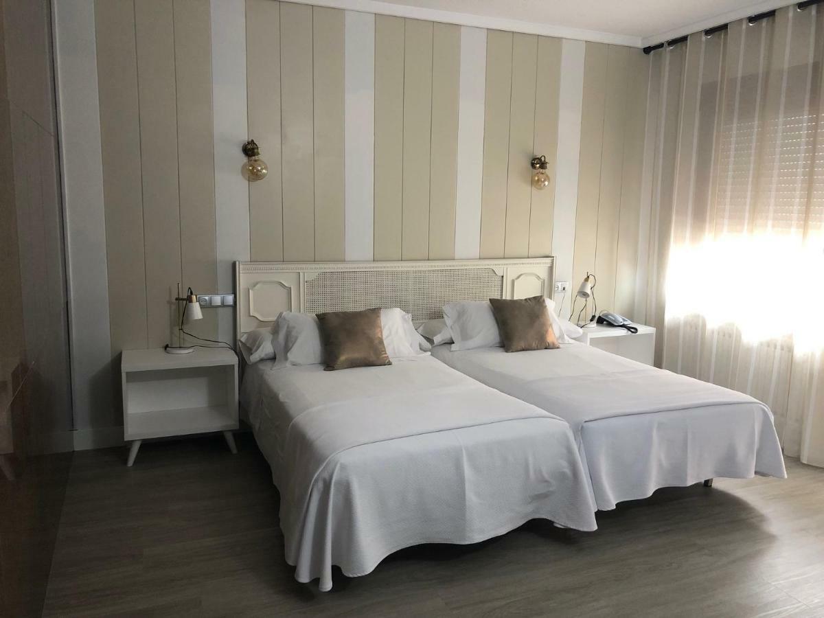 Hotel Marques De Santillana Torrelavega Kültér fotó