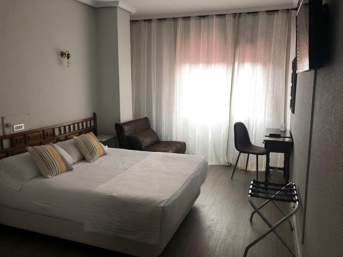 Hotel Marques De Santillana Torrelavega Kültér fotó