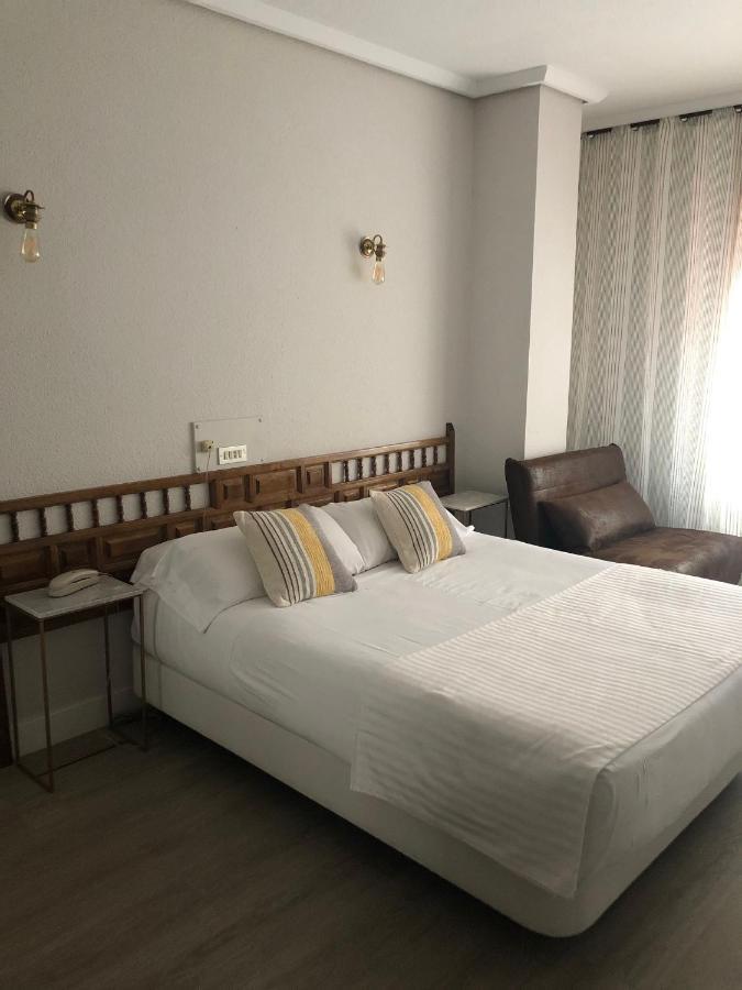 Hotel Marques De Santillana Torrelavega Kültér fotó