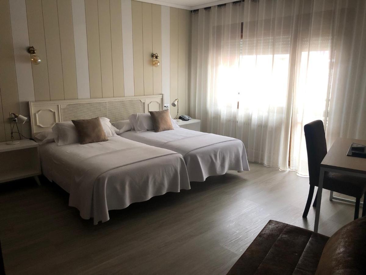 Hotel Marques De Santillana Torrelavega Kültér fotó