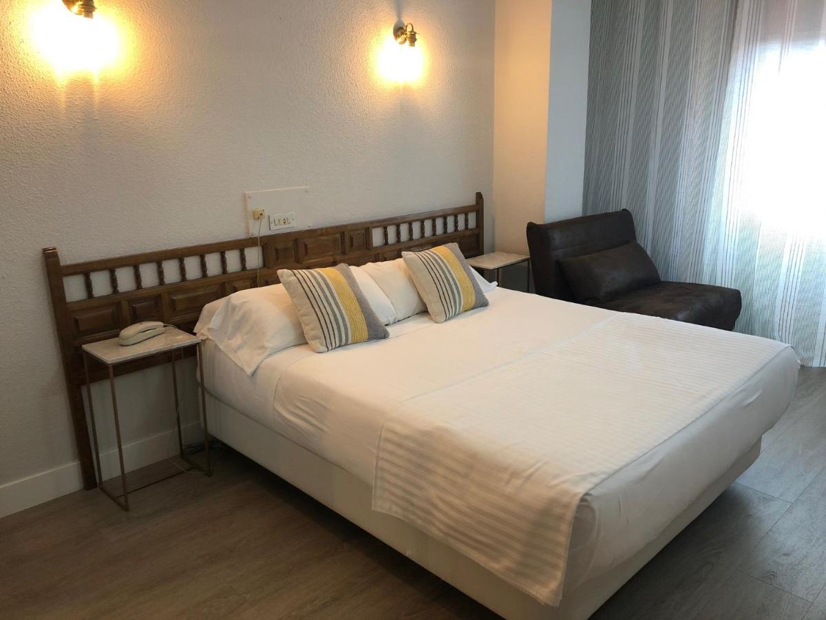 Hotel Marques De Santillana Torrelavega Kültér fotó