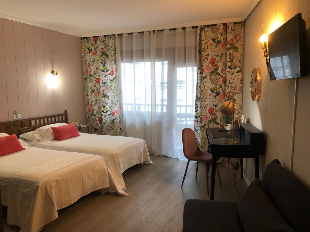 Hotel Marques De Santillana Torrelavega Kültér fotó