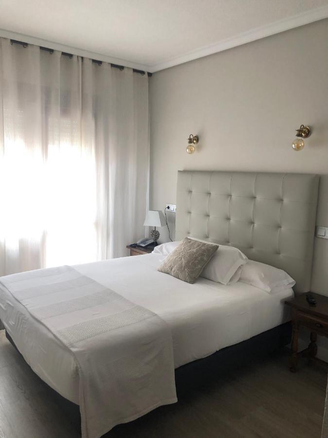 Hotel Marques De Santillana Torrelavega Kültér fotó